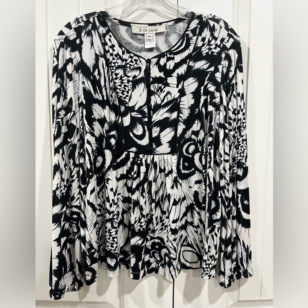 a la carte Black and White Women's Top